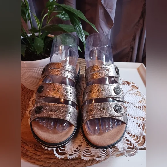 Clarks Collection Slide Sandals Womens 6M EUC Metallic Velcro Soft Cushion - Picture 2 of 11